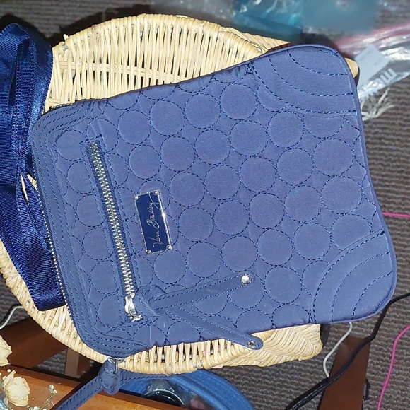 Vera Bradley Handbags - Like new Vera Bradley crossbody bag with detachable shoulder strap